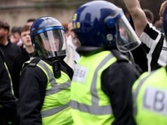 Kekerasan Newcastle vs Sunderland pecah saat suporter bentrok dengan polisi | Sepak Bola | Olahraga