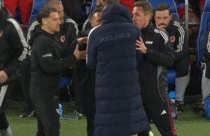 Craig Bellamy dan Edin Dzeko bentrok di pinggir lapangan saat play-off Piala Dunia berakhir dengan kekacauan | Sepak Bola | Olahraga