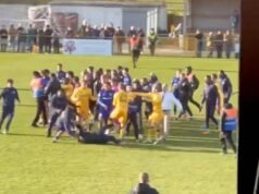 Pertandingan sepak bola berakhir dengan tawuran massal dengan pemain yang ingin ‘saling membunuh’ | Sepak Bola | Olahraga