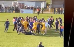 Pertandingan sepak bola berakhir dengan tawuran massal dengan pemain yang ingin ‘saling membunuh’ | Sepak Bola | Olahraga