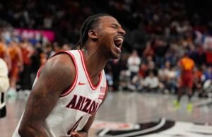 Pelompat detik terakhir Jaden Bradley mengangkat No. 2 Arizona melewati No. 7 Iowa St 82-80 dalam film thriller 12 Besar