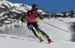 Juara Olimpiade Shiffrin mendominasi leg pertama slalom kedua dari belakang tetapi saingan utamanya Aicher berada di urutan ke-2