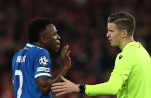 Infantino menyarankan para pemain bisa dikeluarkan dari lapangan karena menutup mulut dalam konfrontasi