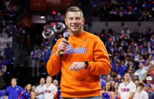 Pemotretan pelatih Florida Jon Sumrall dengan buaya setinggi 7 kaki mencakup beberapa momen menegangkan