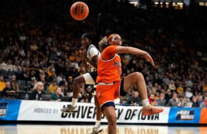 Virginia menjadi tim First Four pertama yang mencapai Sweet Sixteen setelah kemenangan double-OT 83-75 atas Iowa