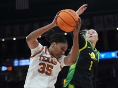 Momen March Madness Booker adalah yang tertinggi dalam karirnya 40 saat No. 1 Texas menggeser Oregon 100-58 ke Sweet 16