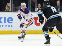 McDavid mencetak dua gol untuk memberinya 401 gol dalam karirnya dan 1.200 poin saat Oilers mengungguli Mammoth 5-2