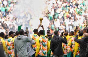 Senegal memamerkan trofi Piala Afrika di Paris saat mengajukan banding atas keputusan CAF untuk mencabut gelar