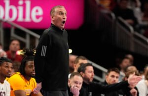 Arizona State tidak memperbarui kontrak pelatih Bobby Hurley setelah 11 musim naik turun