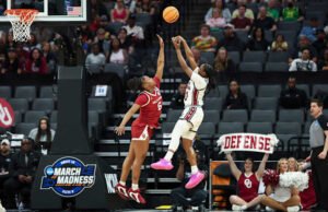 Ta’Niya Latson dan Raven Johnson membawa Carolina Selatan melewati Oklahoma untuk mencapai Elite Eight putri