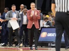 John Calipari dari Arkansas menjadi pelatih putra Divisi I ke-5 yang meraih 900 kemenangan