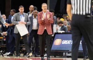 John Calipari dari Arkansas menjadi pelatih putra Divisi I ke-5 yang meraih 900 kemenangan