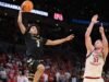 Hampir menjadi buzzer-beater terhebat yang pernah ada? Tendangan setengah lapangan dari tepian Tyler Tanner milik Vanderbilt keluar