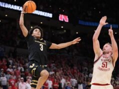 Hampir menjadi buzzer-beater terhebat yang pernah ada? Tendangan setengah lapangan dari tepian Tyler Tanner milik Vanderbilt keluar