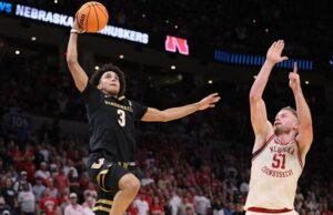 Hampir menjadi buzzer-beater terhebat yang pernah ada? Tendangan setengah lapangan dari tepian Tyler Tanner milik Vanderbilt keluar