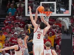 Fred Hoiberg dari Nebraska disalahkan karena memiliki 4 pemain di lapangan, yang menyebabkan keadaan kritis di Iowa