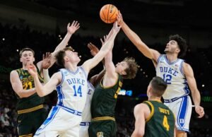 Unggulan nomor 1 secara keseluruhan Duke bertahan dari unggulan ke-16 Siena, meraih kemenangan 71-65 di putaran pertama March Madness