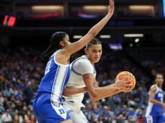 UCLA bangkit dari defisit babak pertama yang jarang terjadi di belakang Betts untuk mengalahkan Duke dan mencapai Final Four putri