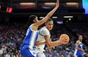 UCLA bangkit dari defisit babak pertama yang jarang terjadi di belakang Betts untuk mengalahkan Duke dan mencapai Final Four putri