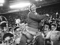 Lou Holtz, tokoh sepak bola perguruan tinggi yang melatih Notre Dame hingga meraih gelar nasional tahun 1988, meninggal pada usia 89 tahun