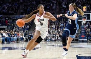 Rekan satu tim UConn Sarah Strong dan Azzi Fudd menjadi headline tim utama AP All-America
