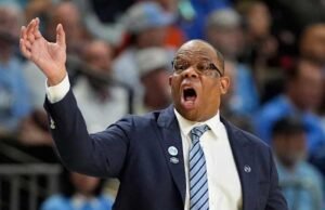 North Carolina berbagi cara dengan pelatih bola basket putra Hubert Davis setelah 5 musim