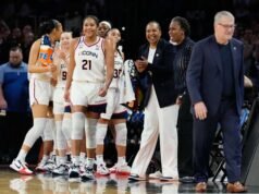 UConn dan Geno Auriemma mengalahkan Notre Dame 70-52 untuk mengamankan penampilan Final Four putri ke-25