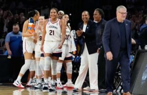 UConn dan Geno Auriemma mengalahkan Notre Dame 70-52 untuk mengamankan penampilan Final Four putri ke-25