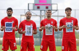 Para pemain sepak bola Iran menghormati anak-anak yang diduga menjadi korban perang sebelum pemanasan Piala Dunia