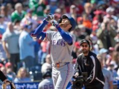 Gore memenangkan start pertama, Nimmo dan McCutchen mencetak homer pertama untuk Rangers saat mengalahkan Phillies