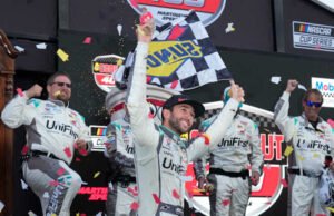 Chase Elliott mengalahkan Denny Hamlin di Martinsville Speedway untuk kemenangan NASCAR pertama musim ini