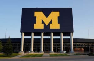 Mantan pelatih gelandang Michigan Chris Partridge menggugat universitas atas pemecatan