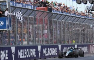 George Russell memenangkan Formula 1 GP Australia saat Mercedes unggul 1-2