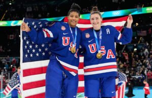 Putaran kemenangan juara hoki Olimpiade Amerika diam-diam menghilangkan politik dari perayaan tersebut