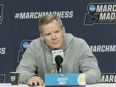 Pelatih kepala bola basket Michigan Dusty May bersiap untuk ‘pertandingan catur’ vs. St. Louis di babak 32 besar