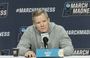 Pelatih kepala bola basket Michigan Dusty May bersiap untuk ‘pertandingan catur’ vs. St. Louis di babak 32 besar