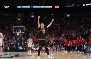 Unggulan kesembilan dari Iowa melanjutkan perjalanan bulan Maret yang mustahil, mengalahkan Nebraska 77-71 untuk mencapai Elite Eight