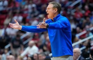 Bill Self dari Kansas mengatakan dia belum memutuskan apakah akan melanjutkan karir kepelatihannya di Hall of Fame