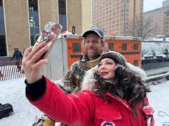 Mantan bintang reality TV Jessie Holmes mengulangi perannya sebagai juara lomba kereta luncur anjing Iditarod yang melelahkan