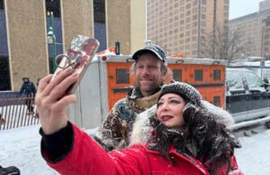 Mantan bintang reality TV Jessie Holmes mengulangi perannya sebagai juara lomba kereta luncur anjing Iditarod yang melelahkan