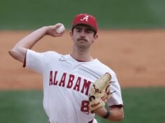 Tyler Fay dari Alabama melakukan pukulan tanpa pukulan melawan Florida untuk pertandingan lengkap pertama Tide sejak 1942