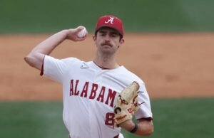 Tyler Fay dari Alabama melakukan pukulan tanpa pukulan melawan Florida untuk pertandingan lengkap pertama Tide sejak 1942