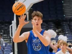 Pemain bola basket tertinggi di dunia, Olivier Rioux setinggi 7 kaki 9 kaki, dipindahkan dari Florida