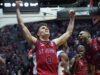 Dylan Darling melakukan layup saat bel, St. John’s mengalahkan Kansas 67-65 dalam film thriller March Madness