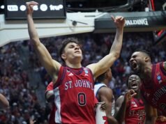 Dylan Darling melakukan layup saat bel, St. John’s mengalahkan Kansas 67-65 dalam film thriller March Madness