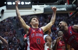 Dylan Darling melakukan layup saat bel, St. John’s mengalahkan Kansas 67-65 dalam film thriller March Madness