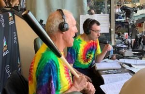 Jason Benetti menjadi sorotan sebagai pengisi suara utama NBC untuk ‘Sunday Night Baseball’