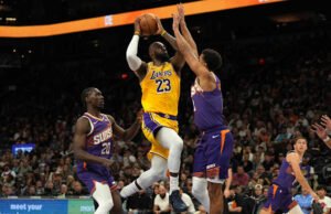 Putri LeBron James yang berusia 11 tahun, Zhuri, bersenang-senang bermain tembak-menembak dengan ayahnya sebelum pertandingan dengan Warriors