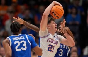 Nomor 4 Florida berlayar menuju kemenangan ketiga atas Kentucky untuk membuka pertahanan gelar Turnamen SEC