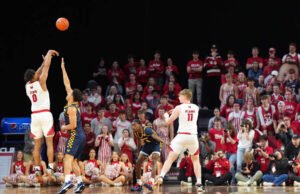 Petenis nomor 19 Miami dari Ohio mengalahkan Toledo 74-72, memperpanjang rekor kemenangan beruntun pembuka musim menjadi 30 pertandingan